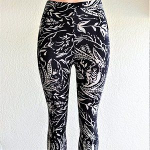 Junior's Ultra Soft Black Harvest Printed Leggings (NWT)